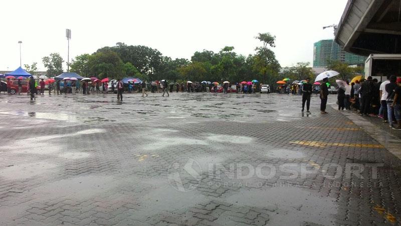 Kondisi hujan di Stadion Copyright: Arum Kusuma Dewi/Indosport.com
