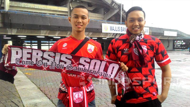 Suporter Persis Solo datang langsung untuk mendukung Garuda Indonesia melawan Malaysia di Stadion Shah Alam. Copyright: Muhammad Asnawi/Rizal Bagas/Indosport.com