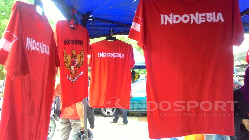 Penjualan kaos Garuda Indonesia di sekitar Stadion Shah Alam.