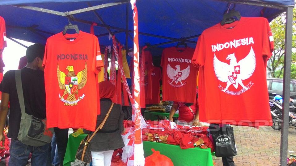 Penjualan kaos Garuda Indonesia di sekitar Stadion Shah Alam.