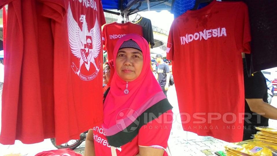 Ibu Yana, penjual kaos di sekitaran Stadion Shah Alam.