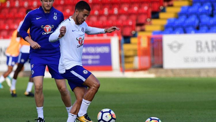 Eden Hazard kembali melakukan latihan setelah mengalami cedera. Copyright: thesun.co.uk