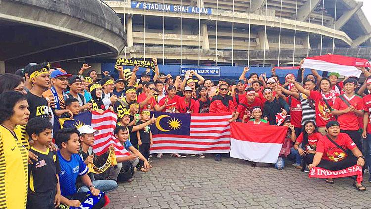 Suporter Timnas Indonesia dan Malaysia melakukan foto bersama. Copyright: twitter@KL2017
