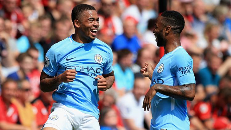 Gabriel Jesus melakukan selebrasi bersama Raheem Sterling. Copyright: INDOSPORT