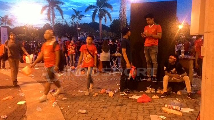 Sampah berserakan di luar Stadion Shah Alam. - INDOSPORT