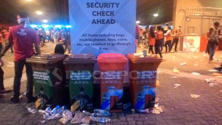 Sampah berserakan di luar Stadion Shah Alam. Copyright: Arum Kusuma Dewi/INDOSPORT