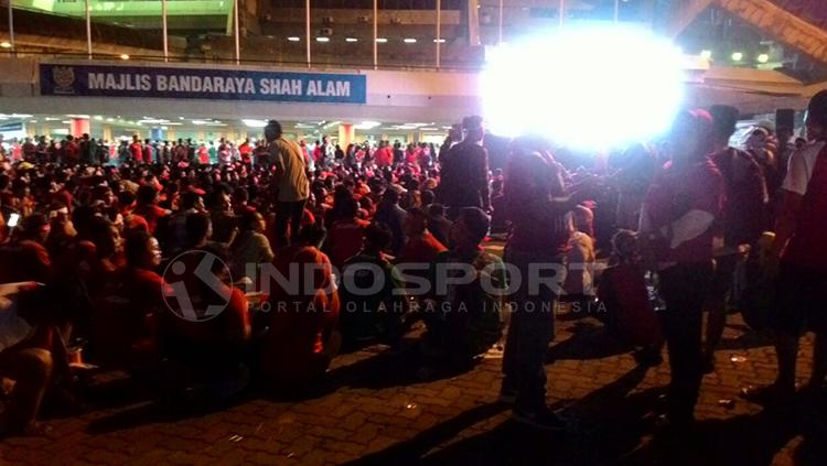 Suporter Timnas Indonesia menyaksikan pertandingan diluar Stadion Shah Alam. Copyright: Arum Kusuma Dewi/INDOSPORT