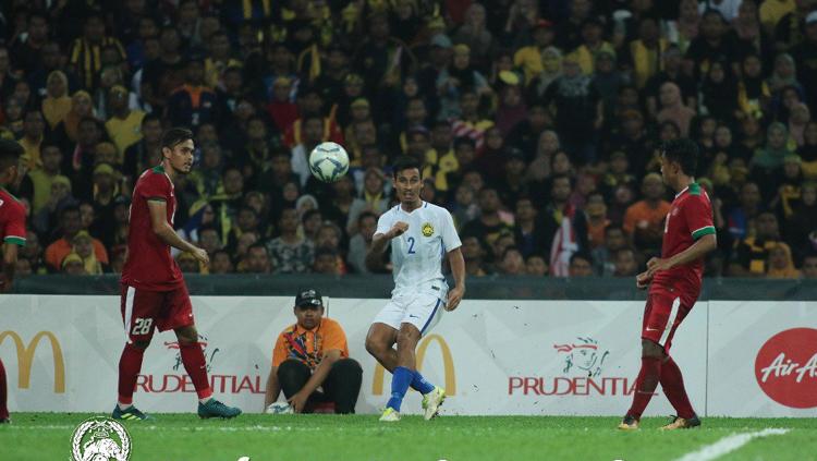 Salah satu pemain Malaysia tengah mengeksekusi bola. Copyright: twitter@FAM_Malaysia