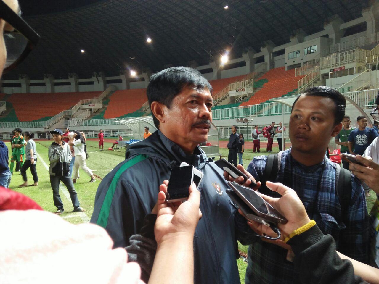 Coach Indra Sjafri diwawancara usai laga. Copyright: Zainal/INDOSPORT