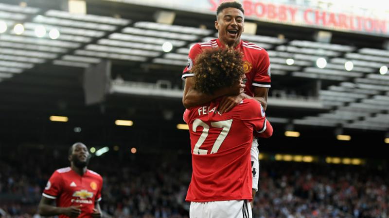 Fellaini merayakan golnya bersama Lingard.