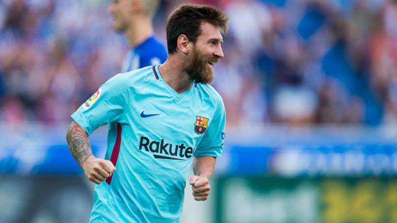 Lionel Messi tersenyum pasca gol kedua yang ia cetak. Copyright: INDOSPORT