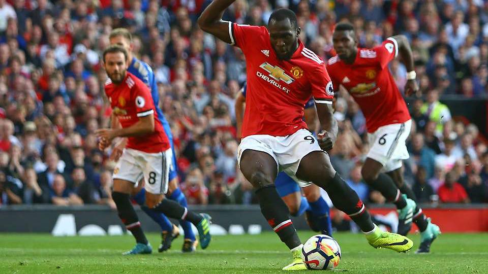 Romelu Lukaku ketika mengeksekusi penalti melawan Leicester City. Copyright: GMS