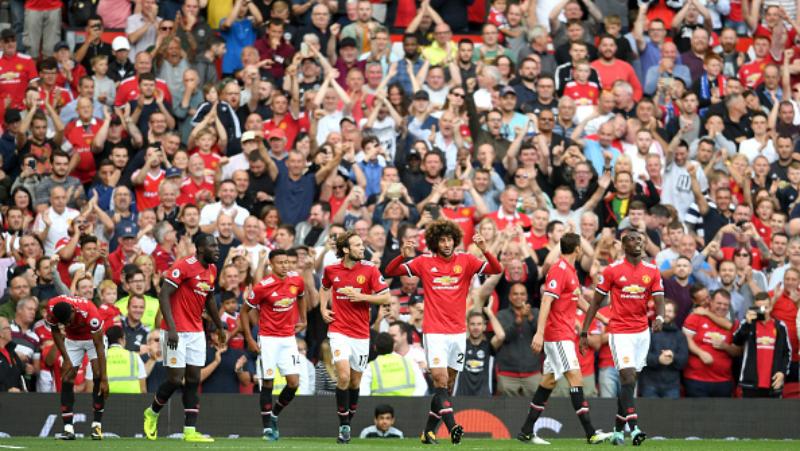 Skuat Manchester United merayakan gol Marouane Fellaini. Copyright: INDOSPORT
