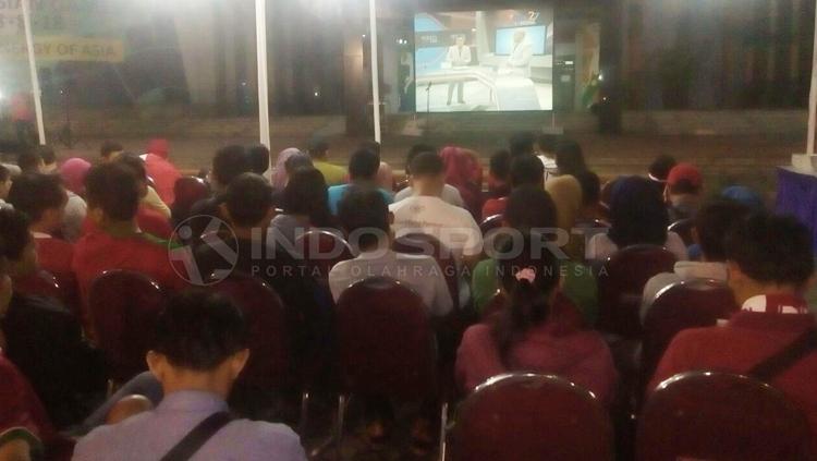 Suasana nonton bareng di kantor Kemenpora. Copyright: Fitriani Nurindrianto/INDOSPORT