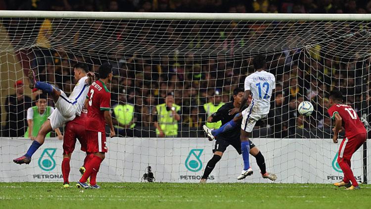 Sundulan Thanabalan Nadarajah (Malaysia) saat menjebol gawang Timnas Indonesia U-22 di semifinal SEA Games 2017 (26/8/17). Copyright: Indosport,com