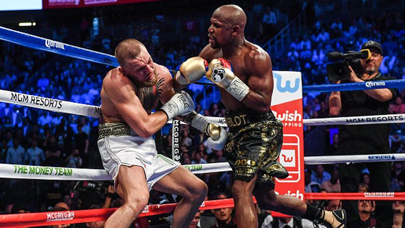 Pukulan tangan kanan Floyd Mayweather mengenai wajah Conor McGregor.