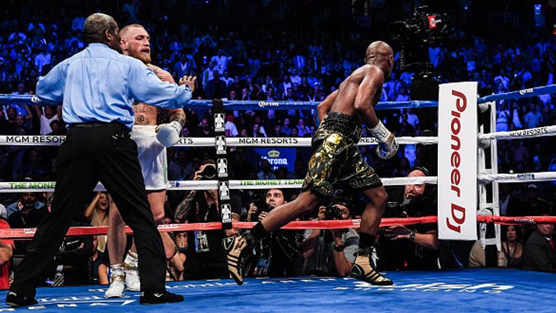 Selebrasi Floyd Mayweather usai dinyatakan menang TKO atas Conor McGregor.