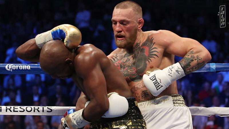 Conor McGregor sempat memukul bagian belakang kepala Floyd Mayweather.