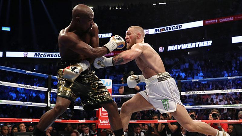 Pukulan Conor McGregor nyaris mengenai perut Floyd Mayweater.