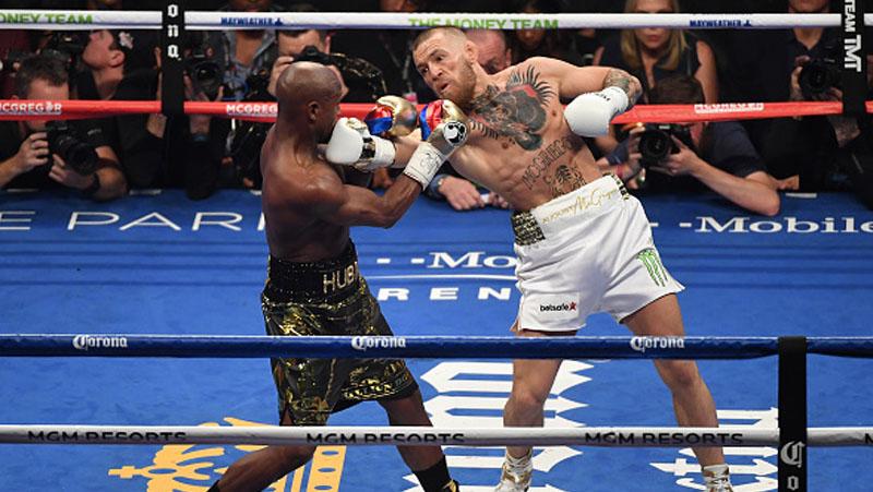 Pukulan tangan kanan Conor McGregor sempat menembus pertahanan Floyd Mayweather.
