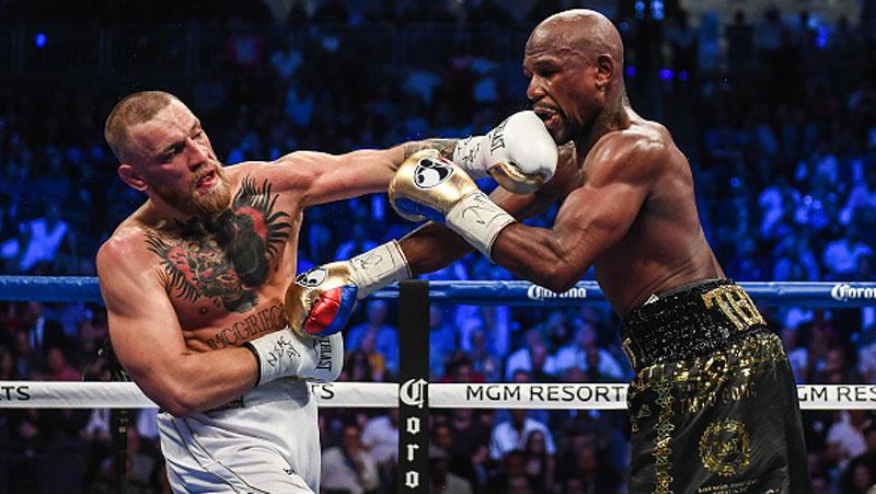 Pukulan telak tangan kiri Conor McGregor mengenai bagian bibir Floyd Mayweather.