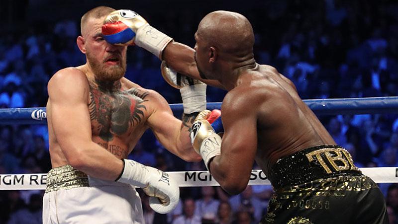 Hook kanan Floyd Mayweather yang diarahkan ke kepala Conor MCGregor.