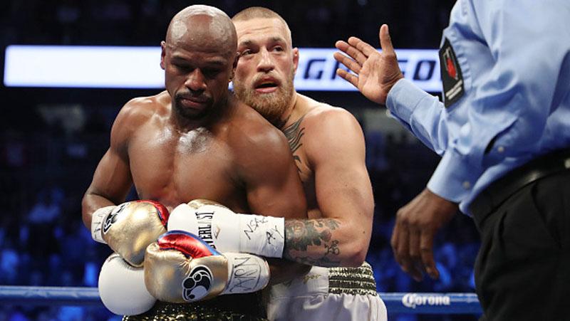 Conor McGregor sempat ditegur wasit karena melakukan clinch dari belakang terhadap Floyd Mayweather.