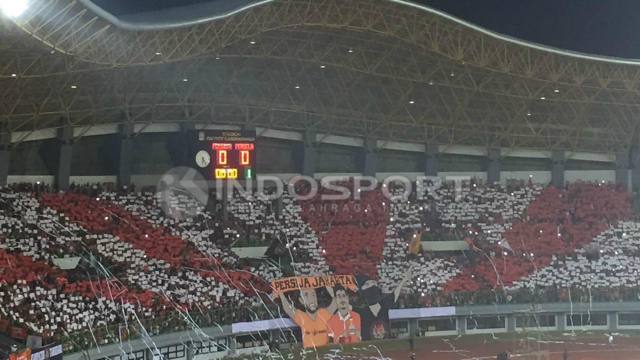Aksi Koreografi Suporter Persija Jakarta, The Jakmania pada laga melawan Persela Lamongan.