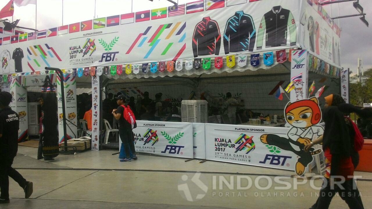 Booth souvenir di sekitar Stadion Bukit Jalil selama SEA Games 2017.