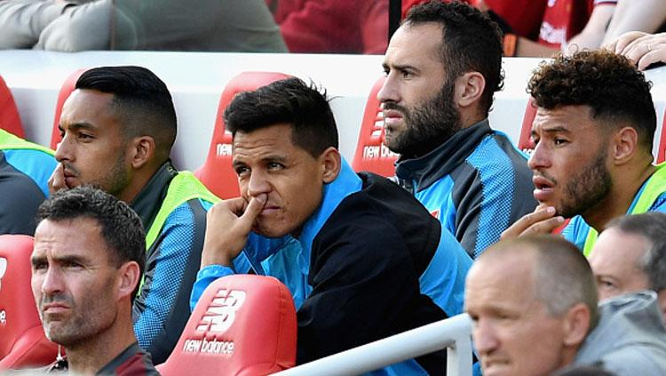 Alexis Sanchez di bangku cadangan.