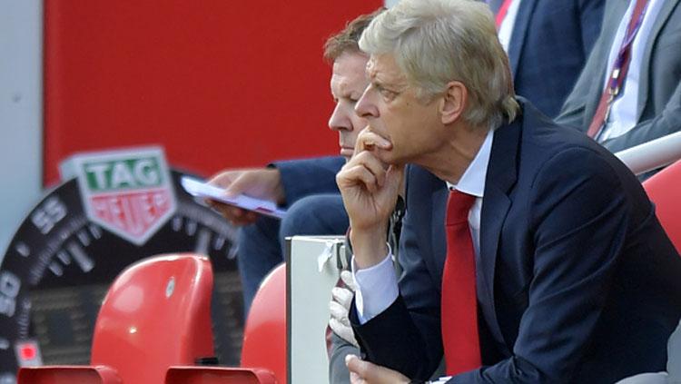 Arsene Wenger menunjukan wajahnya yang lesu kalah dari Liverpool. Copyright: INDOSPORT