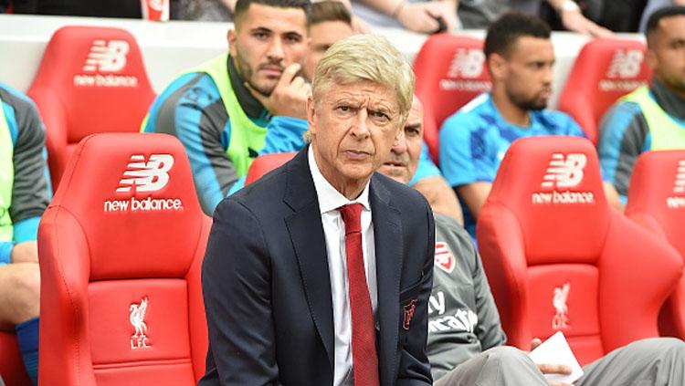 Foto Arsene Wenger tampak fokus pada kamera.