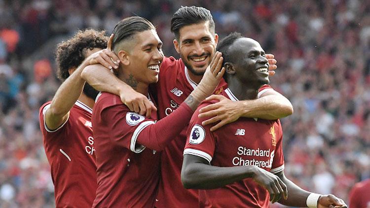 Sadio Mane melakukan selebrasi bersama rekan satu timnya.
