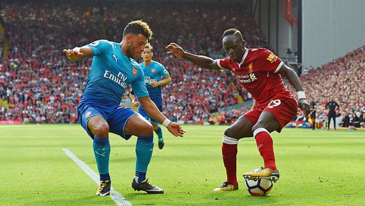 Sadio Mane tengah mengontrol bola dari Alex Oxlade-Chamberlain.