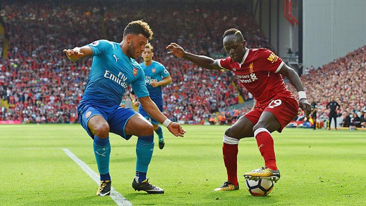 Sadio Mane tengah mengontrol bola dari Alex Oxlade-Chamberlain. Copyright: INDOSPORT