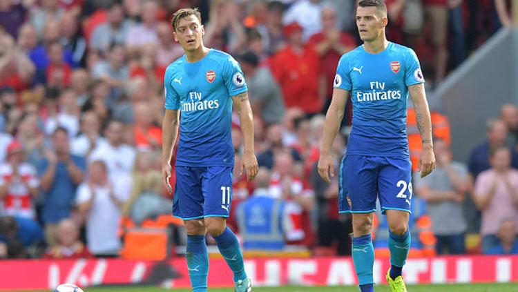 Wajah lesu ditunjukan Granit Xhaka dan Mesut Ozil. Copyright: INDOSPORT