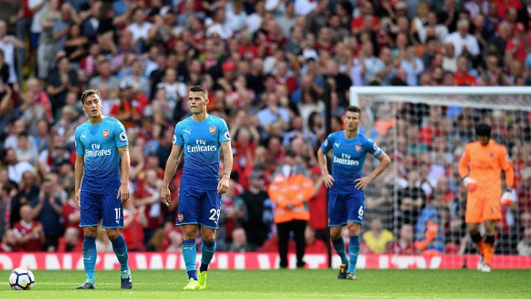 Wajah lesu ditunjukkan Granit Xhaka dan Mesut Ozil.