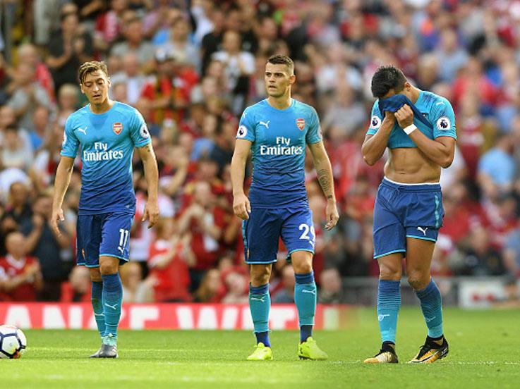 Pemain Arsenal tertunduk lesu setelah kalah dari Liverpool. Copyright: INDOSPORT