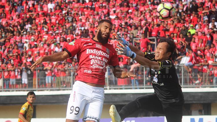 Momen Sylvano Comvalius cetak gol ke gawang Mitra Kukar. Copyright: Rudi Khaizan/INDOSPORT