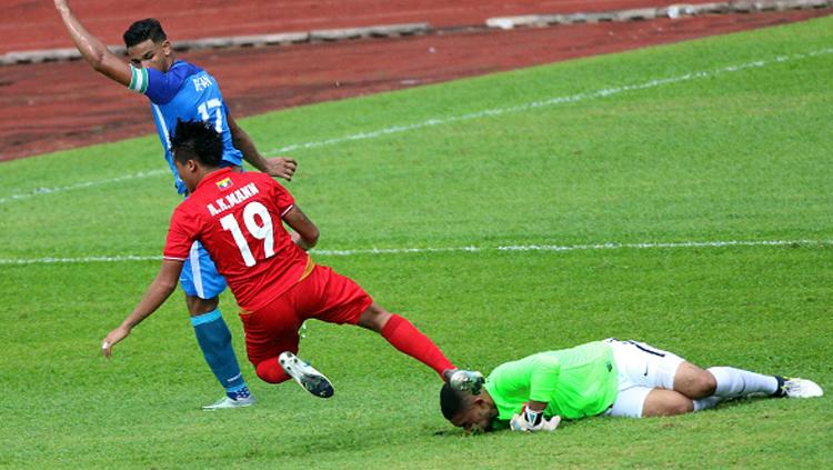 Aung Kaung Mann (merah) saat melawan Singapura. Copyright: Getty Images