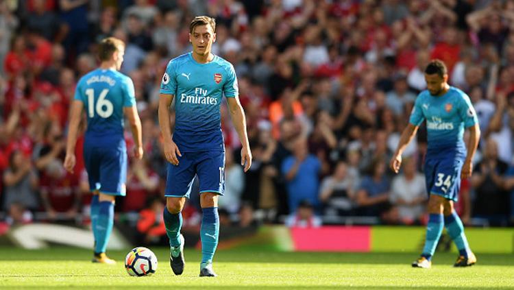 Para pemain Arsenal tertunduk lesu saat dikalahkan oleh Liverpool. Copyright: INDOSPORT