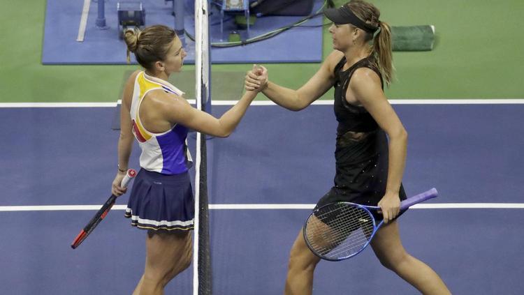 Maria Sharapova menang secara dramatis dari Simona Halep, yang juga unggulan kedua dalam turnamen AS Terbuka 2017. Copyright: AP/Julio Cortez