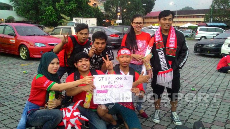 Suporter Timnas Indonesia U-22 jelang vs Myanmar. Copyright: Arum Kusuma Dewi/Indosport.com