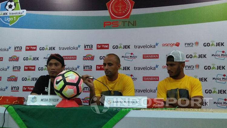 Tim pelatih Barito Putera saat menghadiri konferensi pers. Copyright: Zainal Hasan/Indosport