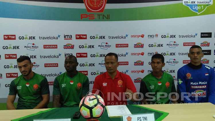 PS TNI memperkenalkan 4 pemain baru. Copyright: Zainal Hasan/Indosport