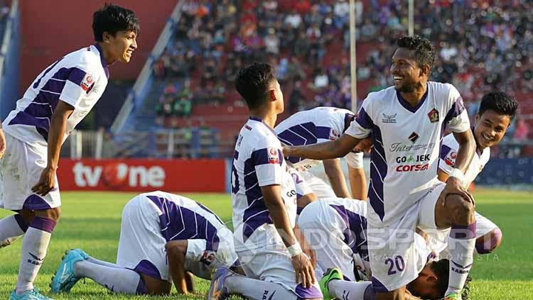 Selebrasi gol pemain Persik Kediri saat ladeni Kalteng Putra. Copyright: Ian Setiawan/Indosport