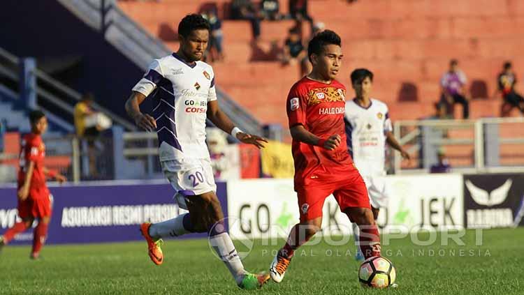 Duel bola pemain Persik Kediri dan Kalteng Putra. Copyright: Ian Setiawan/Indosport