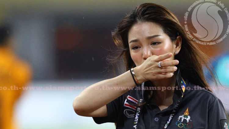 Watanya Wongopasi tak bisa menahan air mata usai skuat Thailand mengalahkan Malaysia di final SEA Games 2017. Copyright: Siam Sports