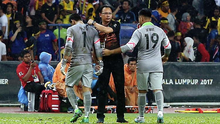 Ong Kim Swee (tengah) saat menenangkan Muhammad Haziq Nadzli yang kecewa selepas kalah 1-0 atas Thailand. Copyright: bharian.com