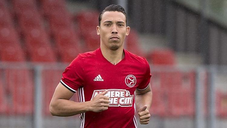 Gelandang kiri Almere City, Gaston Salasiwa.